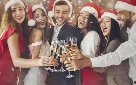 Menschen stoßen auf Weihnachten an