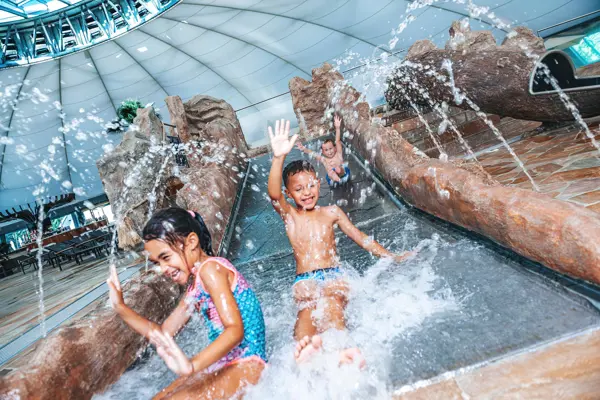 Kinder auf der Wasserrutsche im Kinderbereich des Splash e Spa Tamaro